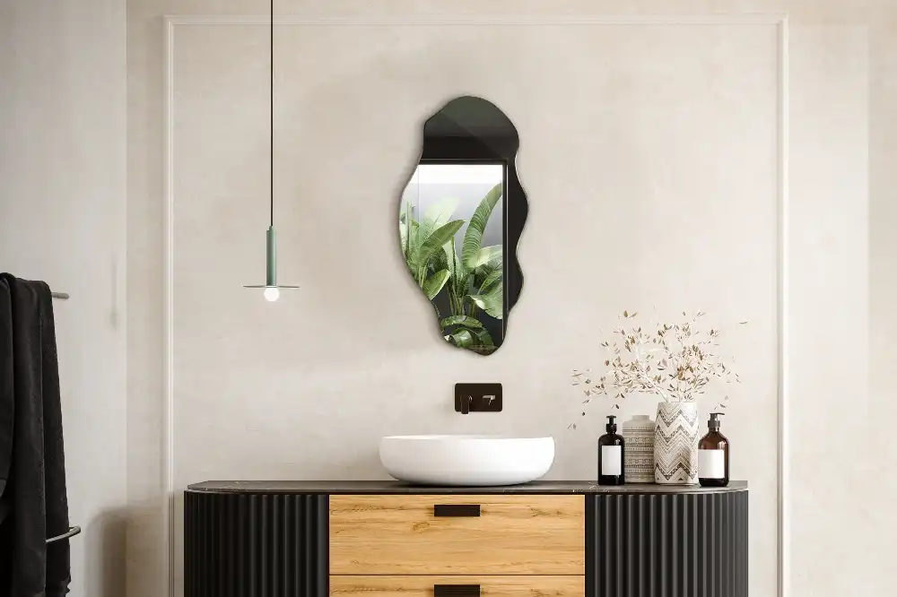 Dekorativno ogledalo nepravilne oblike