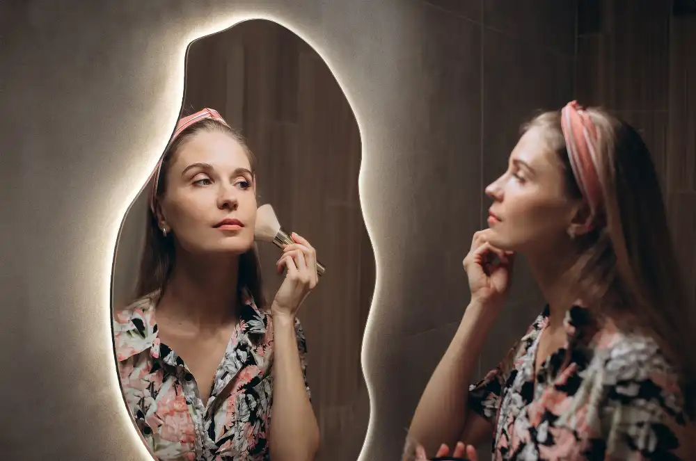 Asimetrično ogledalo z led osvetlitvijo v obliki madeža