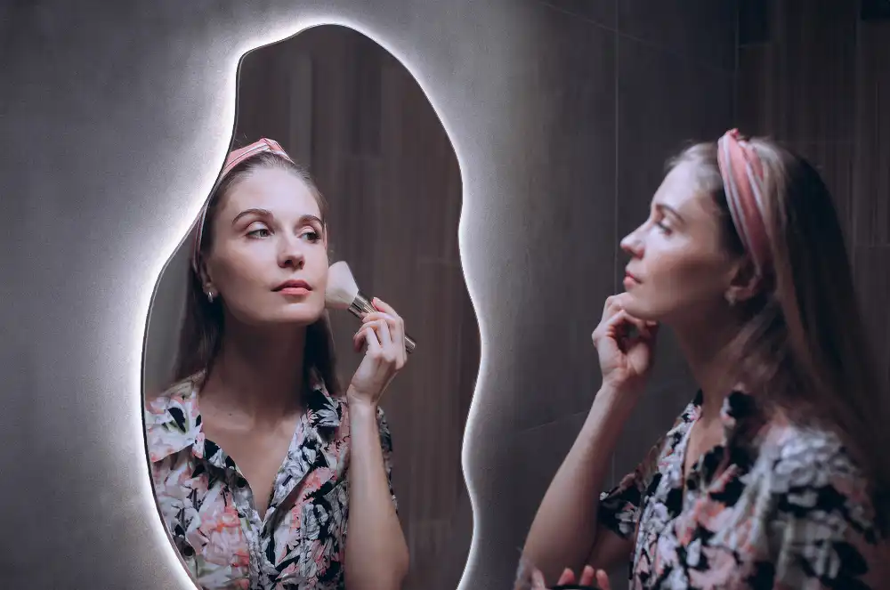 Asimetrično ogledalo z led osvetlitvijo v obliki madeža