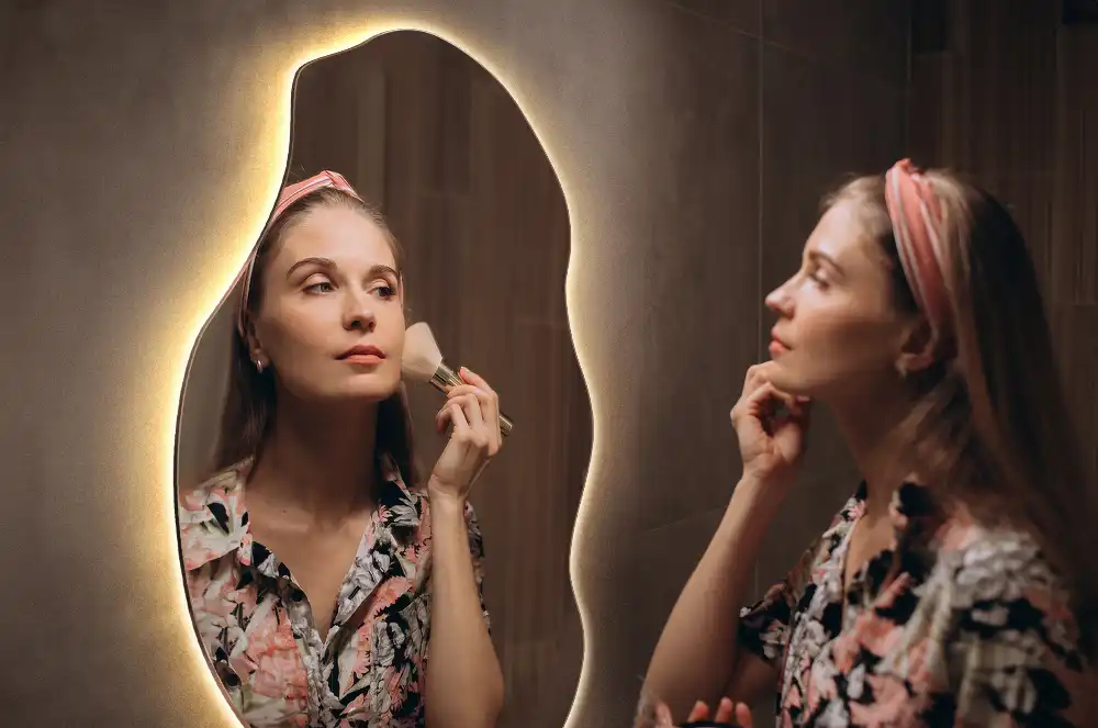 Asimetrično ogledalo z led osvetlitvijo v obliki madeža