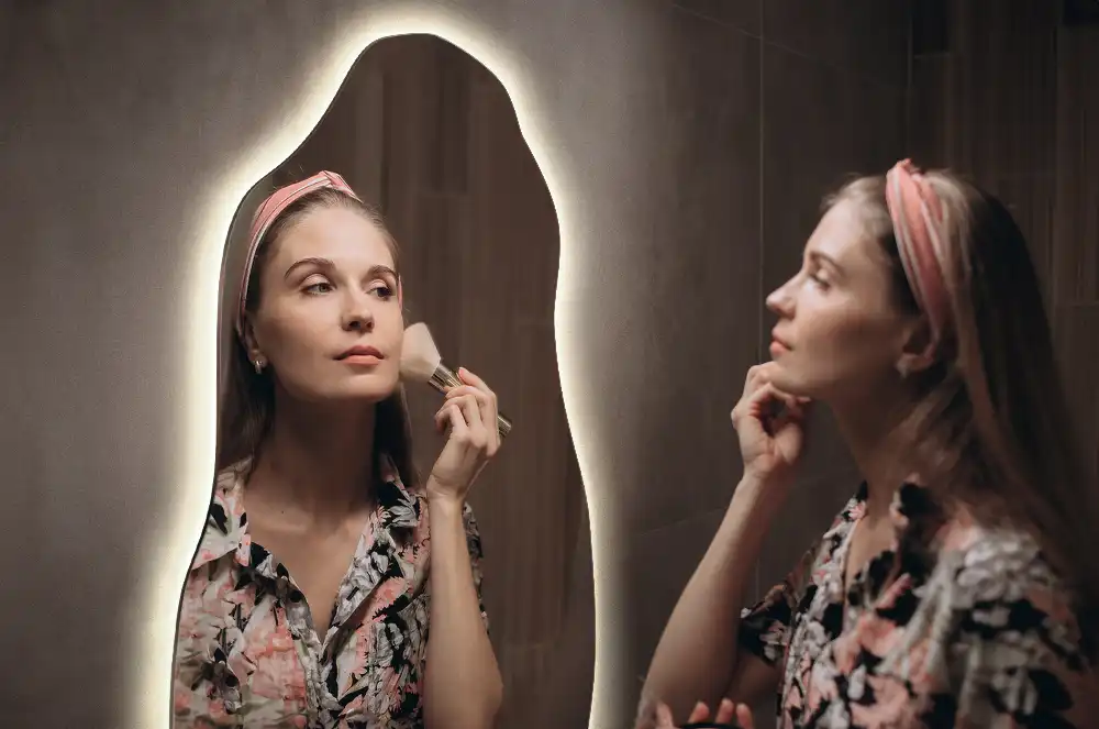 Stilsko nepravilno ogledalo z LED osvetlitvijo