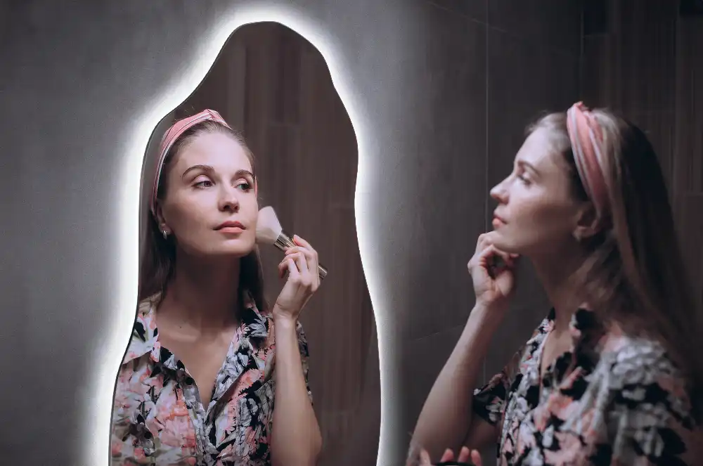 Stilsko nepravilno ogledalo z LED osvetlitvijo