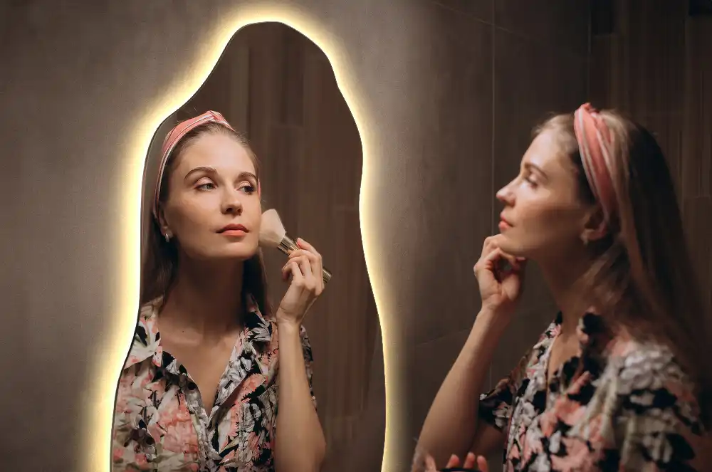 Stilsko nepravilno ogledalo z LED osvetlitvijo