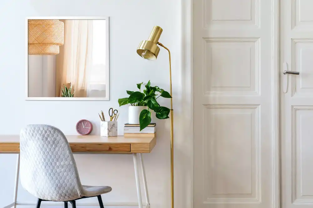 Pravokotno ogledalo dekorativno z belim okvirjem