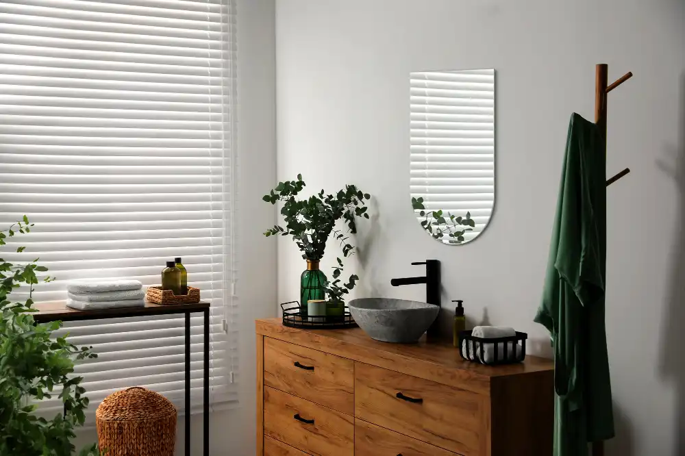 Elegantno polovično ovalno ogledalo brez okvirja