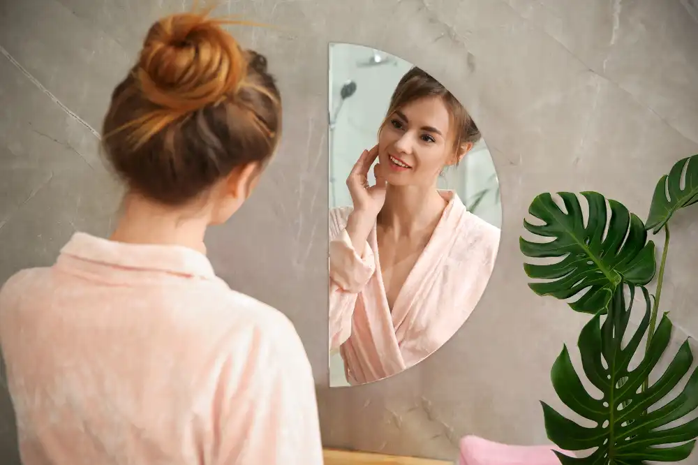 Polkrožno ogledalo brez okvirja