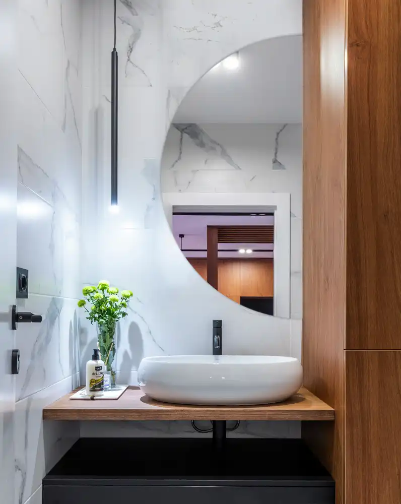 Polkrožno ogledalo brez okvirja