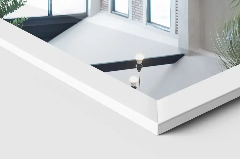 Stoječe ogledalo v belem okvirju