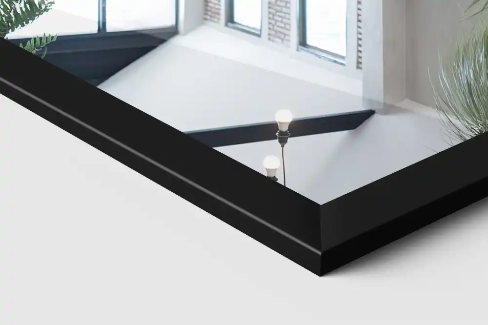 Samostoječe ogledalo v črnem okvirju