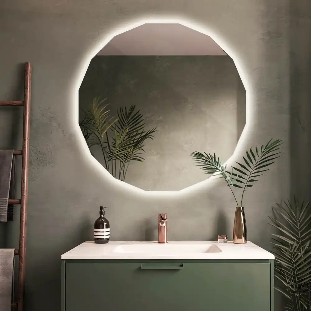 Poligonalno ogledalo z LED osvetlitvijo