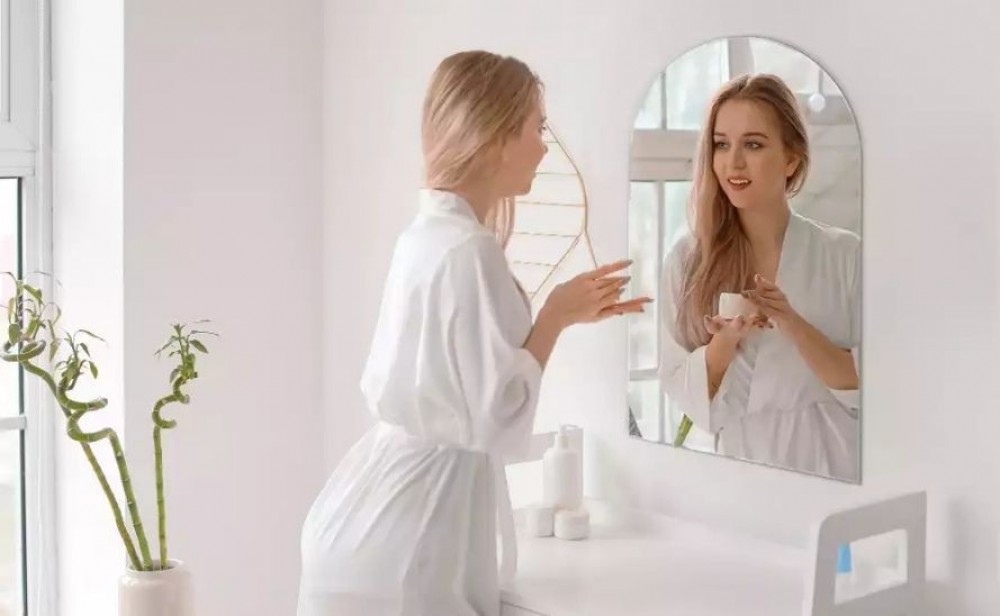 ogledalo nad toaletno mizo