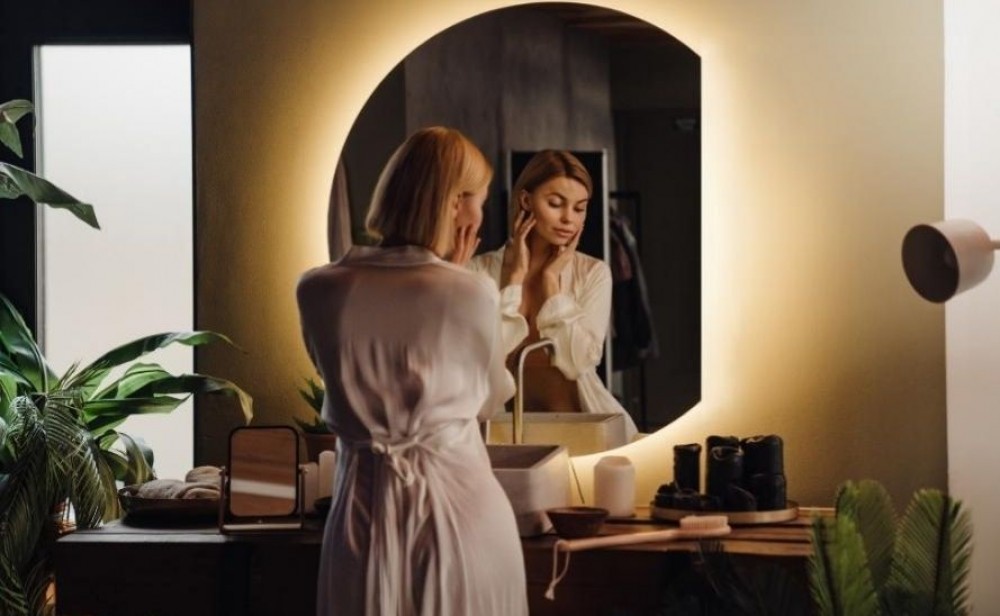 Kako izbrati popolno kopalniško ogledalo? Praktični nasveti in navdih